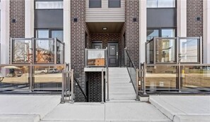 Exterior detail - This house is a 1 bedroom, 1.5 bathrooms, located in Niagara Falls, ON. (Niagara Falls)