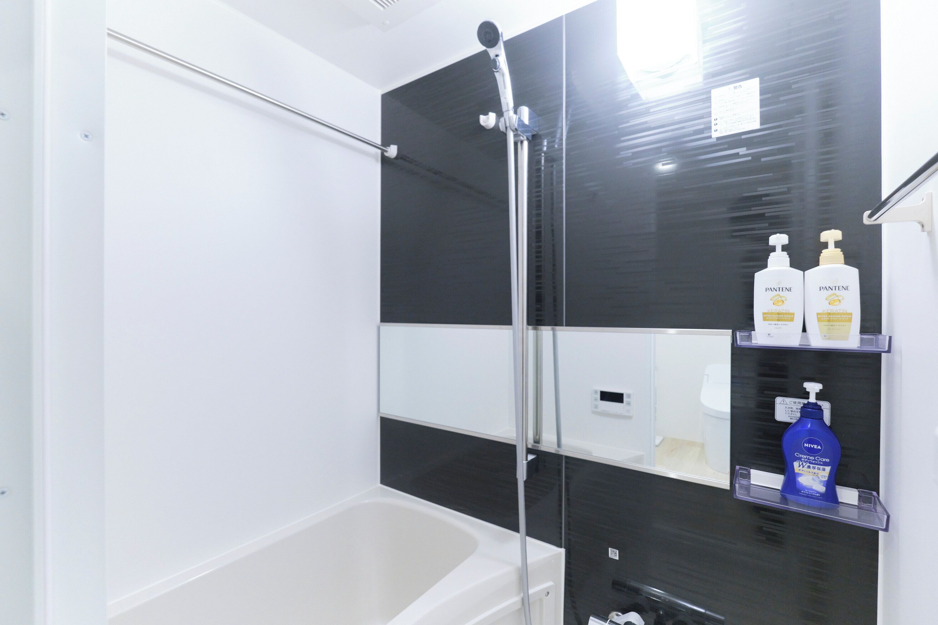 シャワー、ヘアドライヤー、スリッパ、タオル