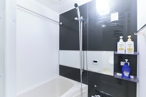 Shower, hair dryer, slippers, towels - RIZOTIA HAKUSAN by Tranova (Tokyo)