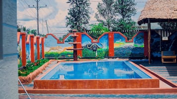 Hồ bơi trong nhà, 3 hồ bơi ngoài trời