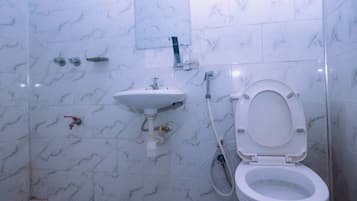Deluxe Single Room, Balcony | Bilik Mandi | Selipar, tuala disediakan, sabun, tisu tandas