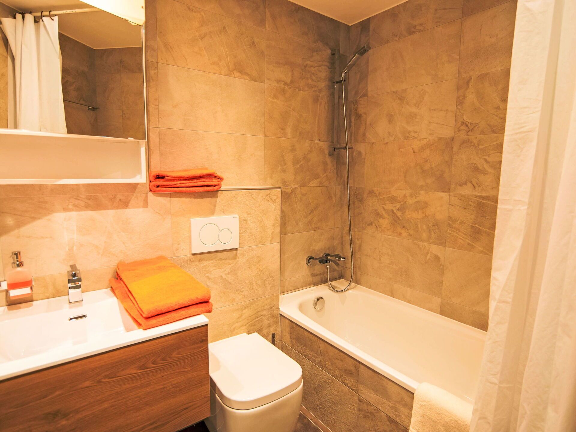 Baño, Piso, Pared, Arreglo De Tubería, Suelo, Diseño De Interiores, Plomería, Bañera, Grifo, Marrón