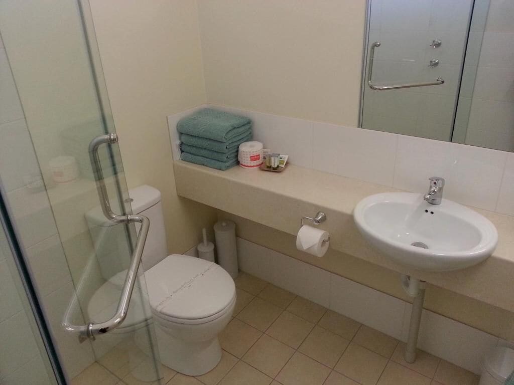 Douche, articles de toilette gratuits, sèche-cheveux