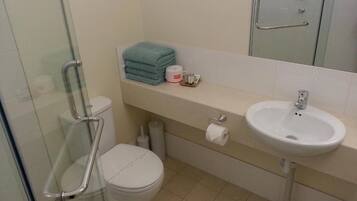Douche, articles de toilette gratuits, sĂšche-cheveux