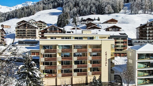 Ein mehrstöckiges Hotel mit modernem Design, das mit Balkonen und großen Fenstern überzeugt.