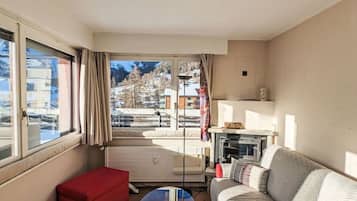 Una televisión, una chimenea