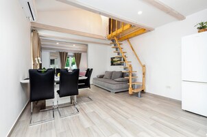 Ferienhaus | Wohnbereich | 80-cm-Flachbildfernseher mit Satellitenempfang