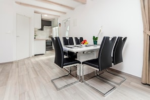 House | Living area | 80-cm flat-screen TV with satellite channels - Holiday House Sandi (Rovinj)