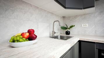 Maison | Cuisine privée | Cafetière-théière, bouilloire électrique, grille-pain, congélateur