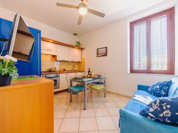 Interior - Lovely apartment for 4 people with A/C, WIFI, TV and balcony (Viareggio)