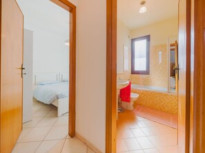 2 bedrooms, travel cot, free WiFi, bed sheets - Lovely apartment for 4 people with A/C, WIFI, TV and balcony (Viareggio)