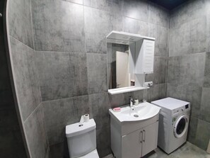 Suihku, ilmaiset hygieniatuotteet, hiustenkuivaaja, tohvelit