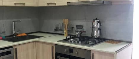 Standard Apartment, Courtyard View | Private kitchen | Stovetop, cookware/dishes/utensils, dining tables