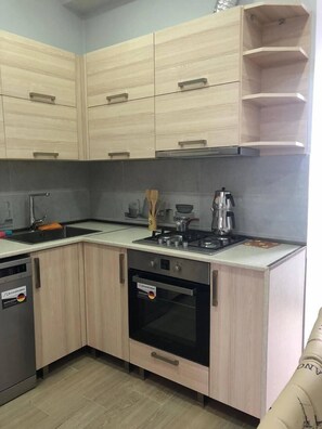 Standard-huoneisto, näköala pihalle | Yksityinen keittiö | Liesi, keittoastiat/astiat/ruokailuvälineet, ruokailupöytä