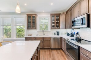 Køleskab, mikrobølgeovn, ovn, kogeplade