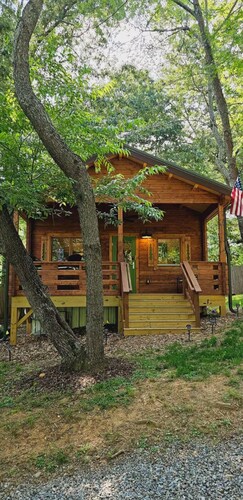 Charming 2-bedroom cottage with AC, WiFi in welcoming Waynesville