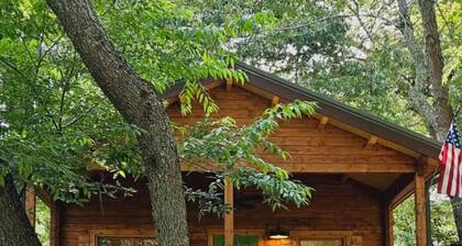 Charming 2-bedroom cottage with AC, WiFi in welcoming Waynesville