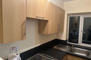 Apartment | Private kitchen | Fridge, oven, stovetop, electric kettle - Modern Apt - City Views - Parking - Sleeps 3 (Manchester)
