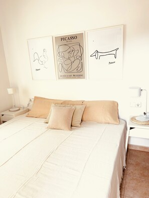 3 chambres, coffres-forts dans les chambres, fer et planche à repasser