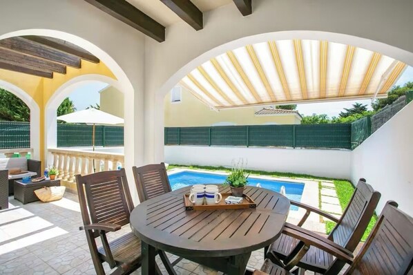 Outdoor dining - Tu relax en "Ca'Na Cocca"- Chalet with pool (Cala en Bosc)