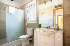 Shower, hair dryer, towels, soap - Tu relax en "Ca'Na Cocca"- Chalet with pool (Cala en Bosc)
