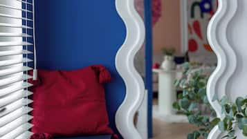 Apartamento superior, 2 quartos, vista para a cidade | 2 quartos, ferros/tábuas de passar roupa, Wi-Fi de cortesia