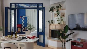 Apartamento superior, 2 quartos, vista para a cidade | Área de estar | TV de tela plana