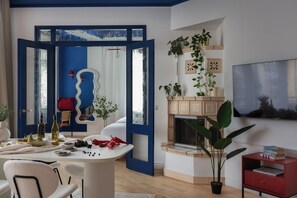 Leilighet – superior, 2 soverom, byutsikt | Oppholdsområde | Flatskjerm-TV