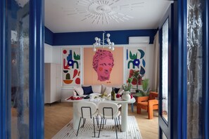 Superior-Apartment, 2 Schlafzimmer, Stadtblick | Wohnbereich | Flachbildfernseher
