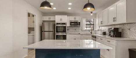 Jääkaappi, mikroaaltouuni, uuni, liesi