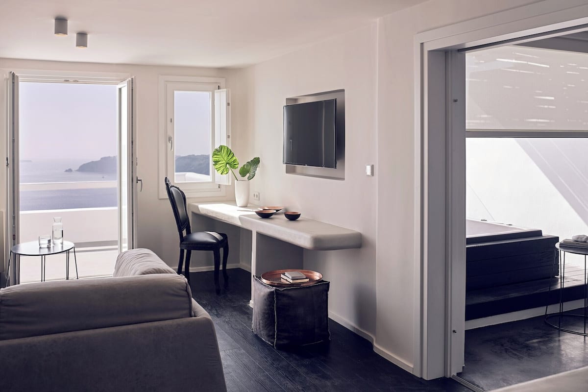 Maisonette with Hot Tub & Caldera Sunset View | Minibar, in-room safe, soundproofing, iron/ironing board