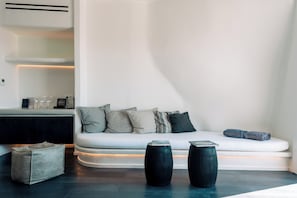 Junior Suite with Hot Tub and Caldera Sunset View | Opholdsområde | 32-tommers fladskærms-tv med kabelkanaler