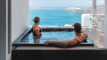 Suite with Hot Tub & Caldera Sunset View | Minibar, in-room safe, soundproofing, iron/ironing board