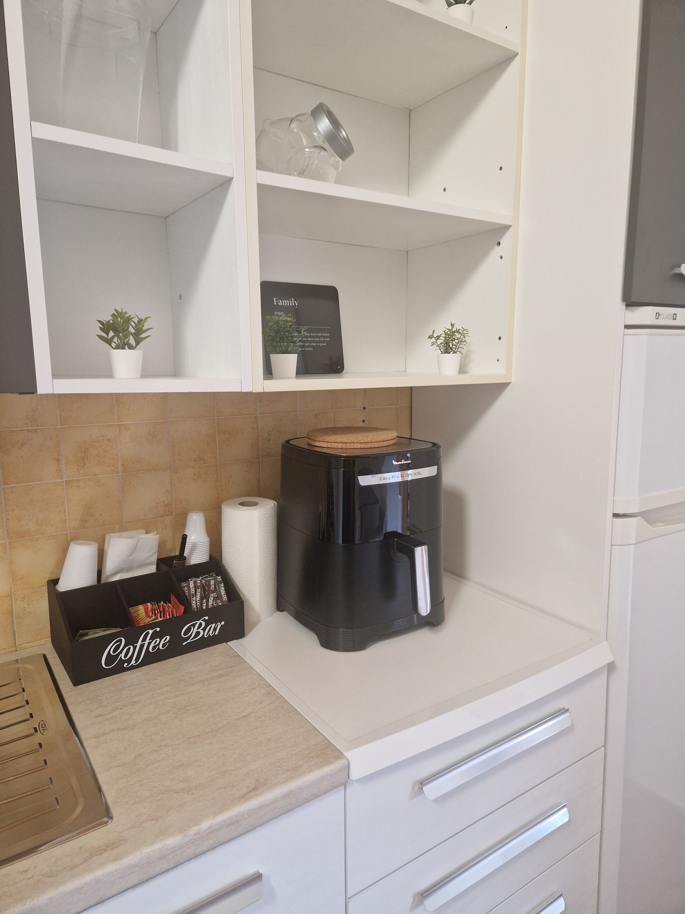 Herdplatte, Geschirrspüler, Wasserkocher mit Kaffee-/Teezubehör