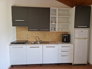 Stovetop, dishwasher, coffee/tea maker, cookware/dishes/utensils - A Casa di Marco – With Garden and Kitchen, Just 5 Minutes from Salerno (Salerno)