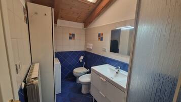 Dusche, Haartrockner, Bidet, HandtĂŒcher