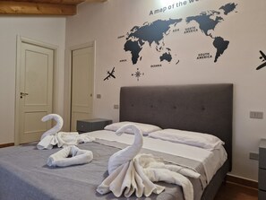 2 makuuhuonetta, työpöytä, silitysrauta/-lauta, vauvan matkasänky