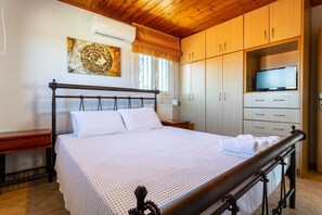 2 bedrooms, desk, Internet - Seaview Nature Retreat - Filiatra s Cozy Hideaway (Trifylia)