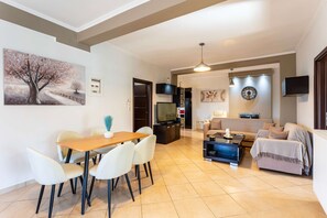Apartemen | Meja kerja dan internet