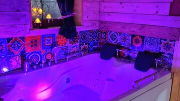 Baignoire à jets, sèche-cheveux, serviettes fournies, savon