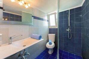 Haartrockner, Handtücher, Seife, Toilettenpapier