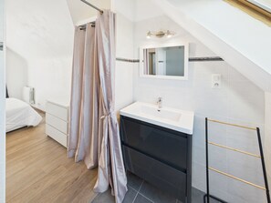 3 chambres, fer et planche à repasser