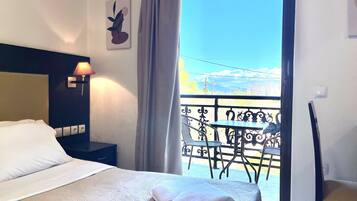 Standard Studio, Garden View | In-room safe, blackout drapes, iron/ironing board, free WiFi