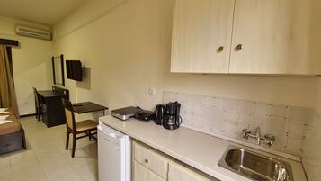 Standard Studio, Garden View | Private kitchen | Mini-fridge, stovetop, cookware/dishes/utensils