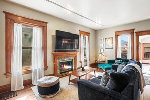 Smart TV, fireplace, offices - 3BR Victorian | Central  | Midterm Stay | Spacious (Colorado Springs)