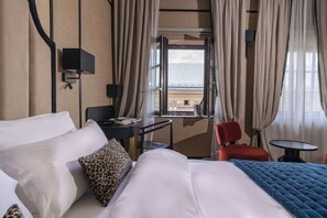 Habitación cuádruple familiar | Ropa de cama hipoalergénica, edredón, minibar y escritorio 