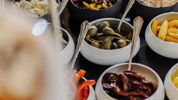 Tägliches Frühstücksbuffet gegen Gebühr