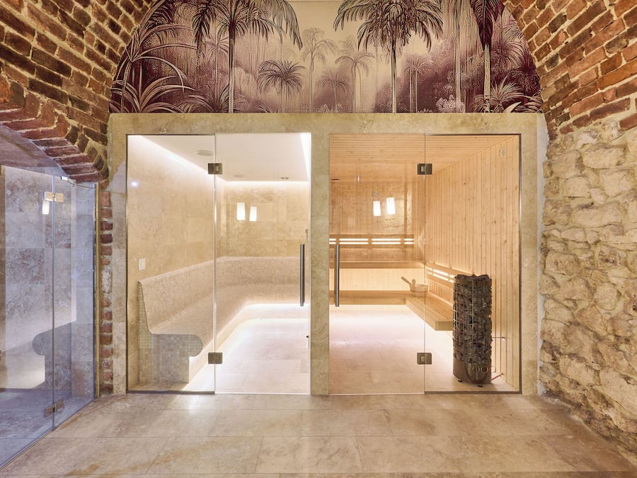 1 treatment room, massages