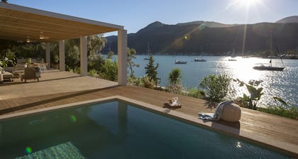 Villa Unalome – Seafront Luxury in the Picturesque Bay of Vlicho