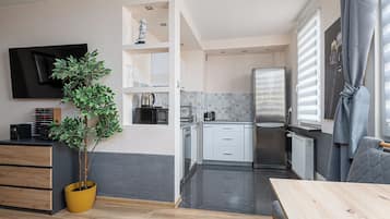 Comfort Studio Suite | Private kitchenette | Electric kettle, toaster